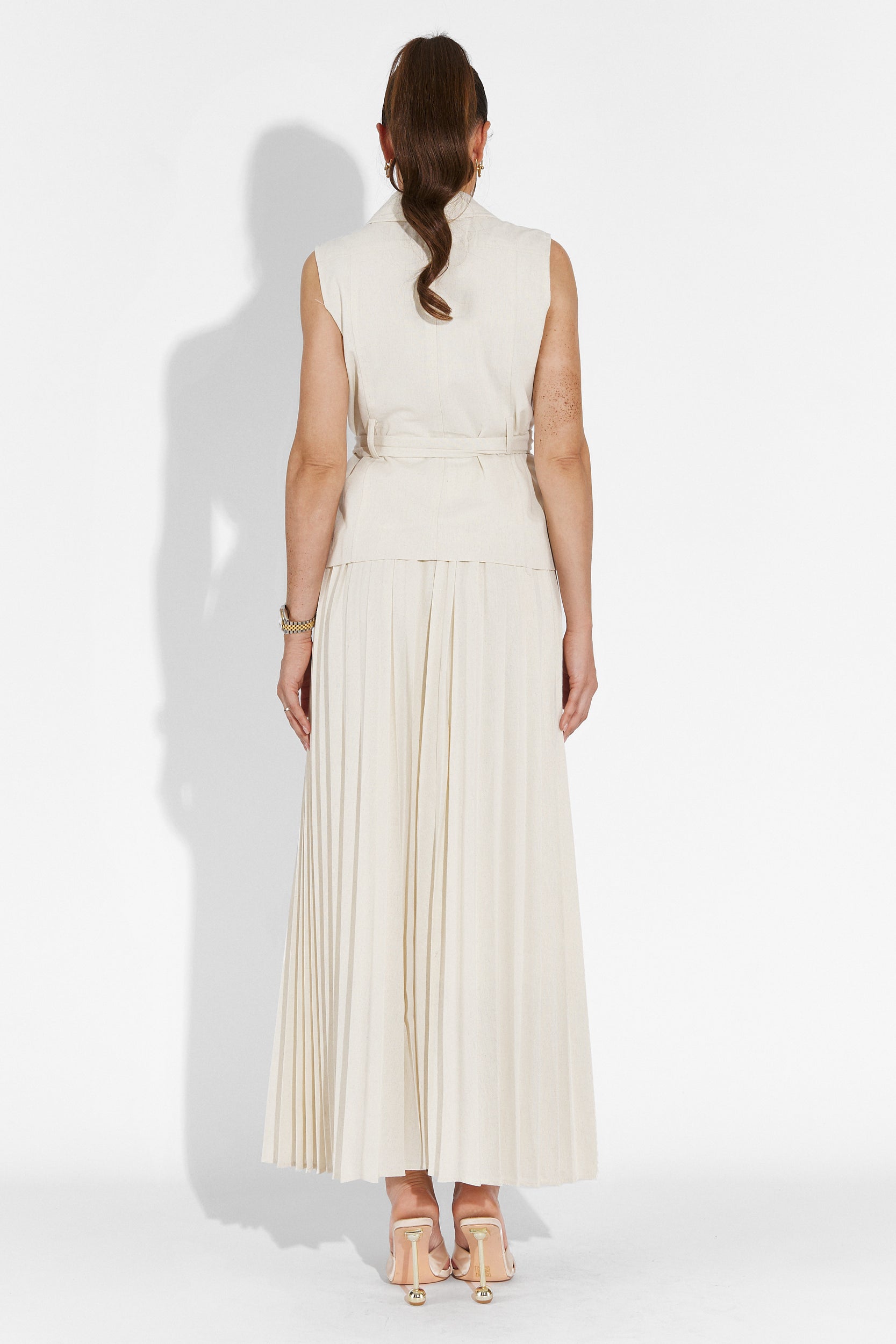 Συμπλήρωσε με τη μπεζ φούστα του Timothy Bogas