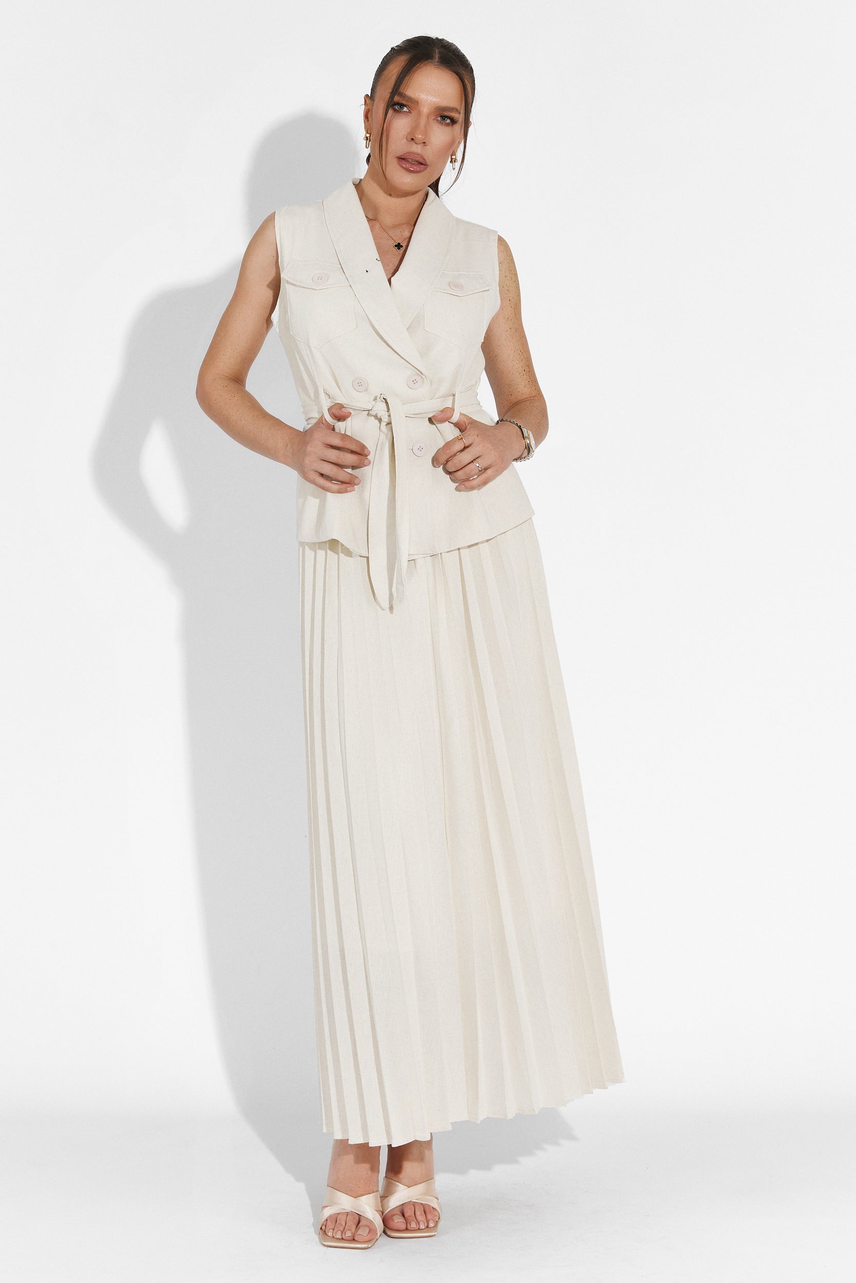 Συμπλήρωσε με τη μπεζ φούστα του Timothy Bogas