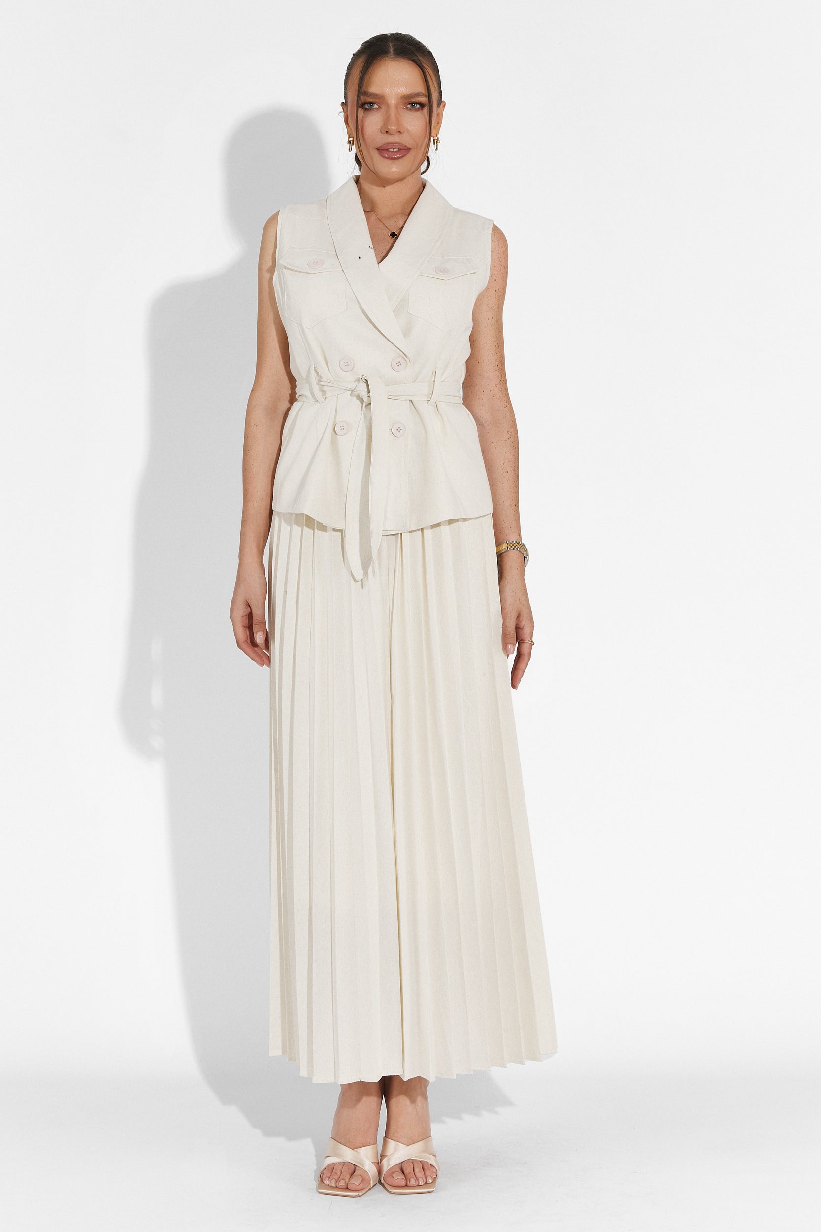 Συμπλήρωσε με τη μπεζ φούστα του Timothy Bogas