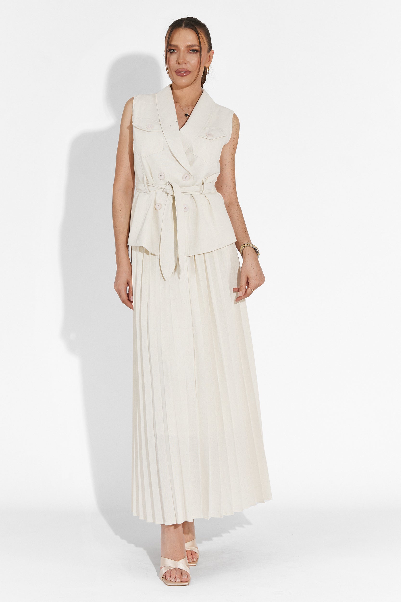 Συμπλήρωσε με τη μπεζ φούστα του Timothy Bogas