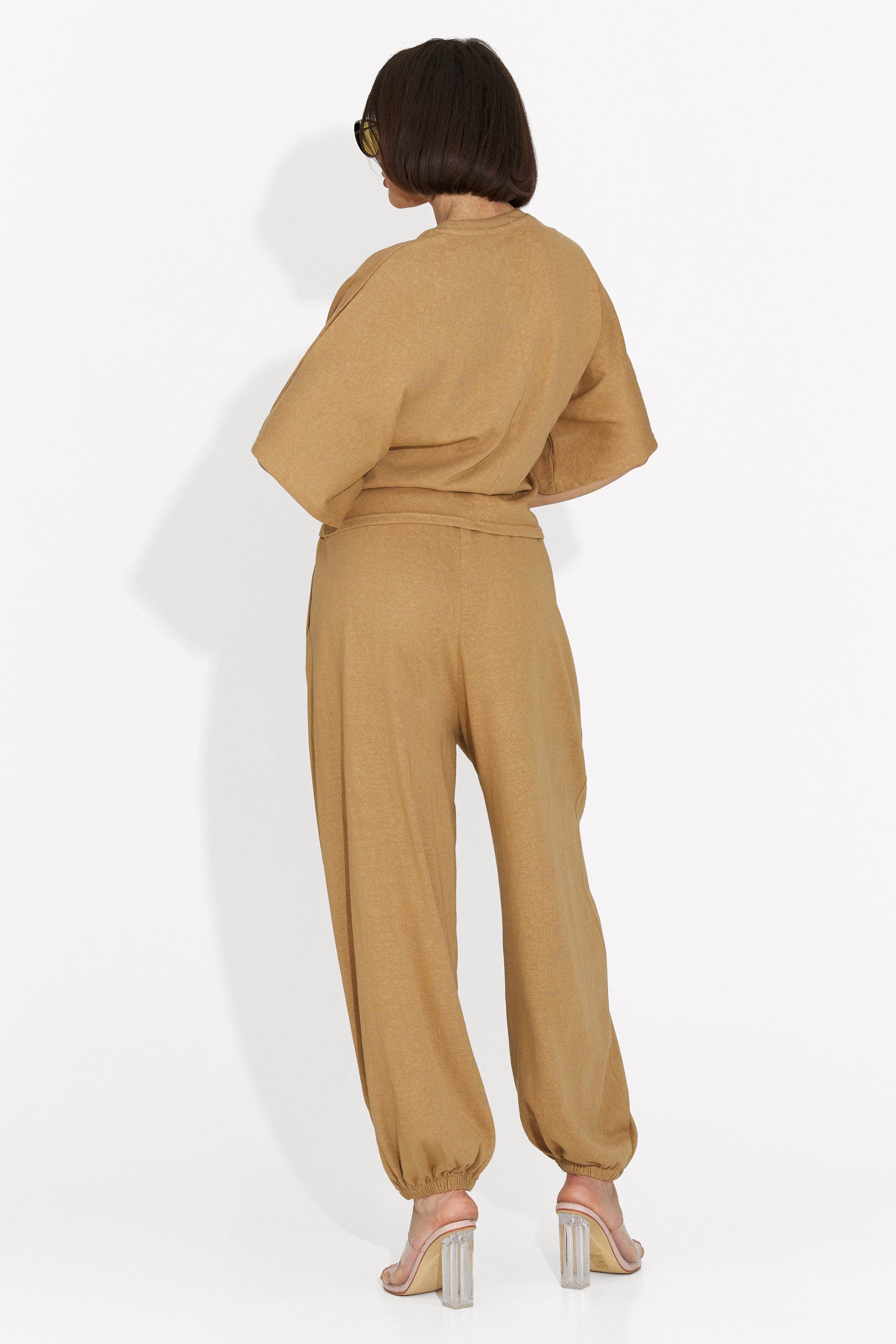 Traje de mujer Bedya Bogas con pantalones marrones