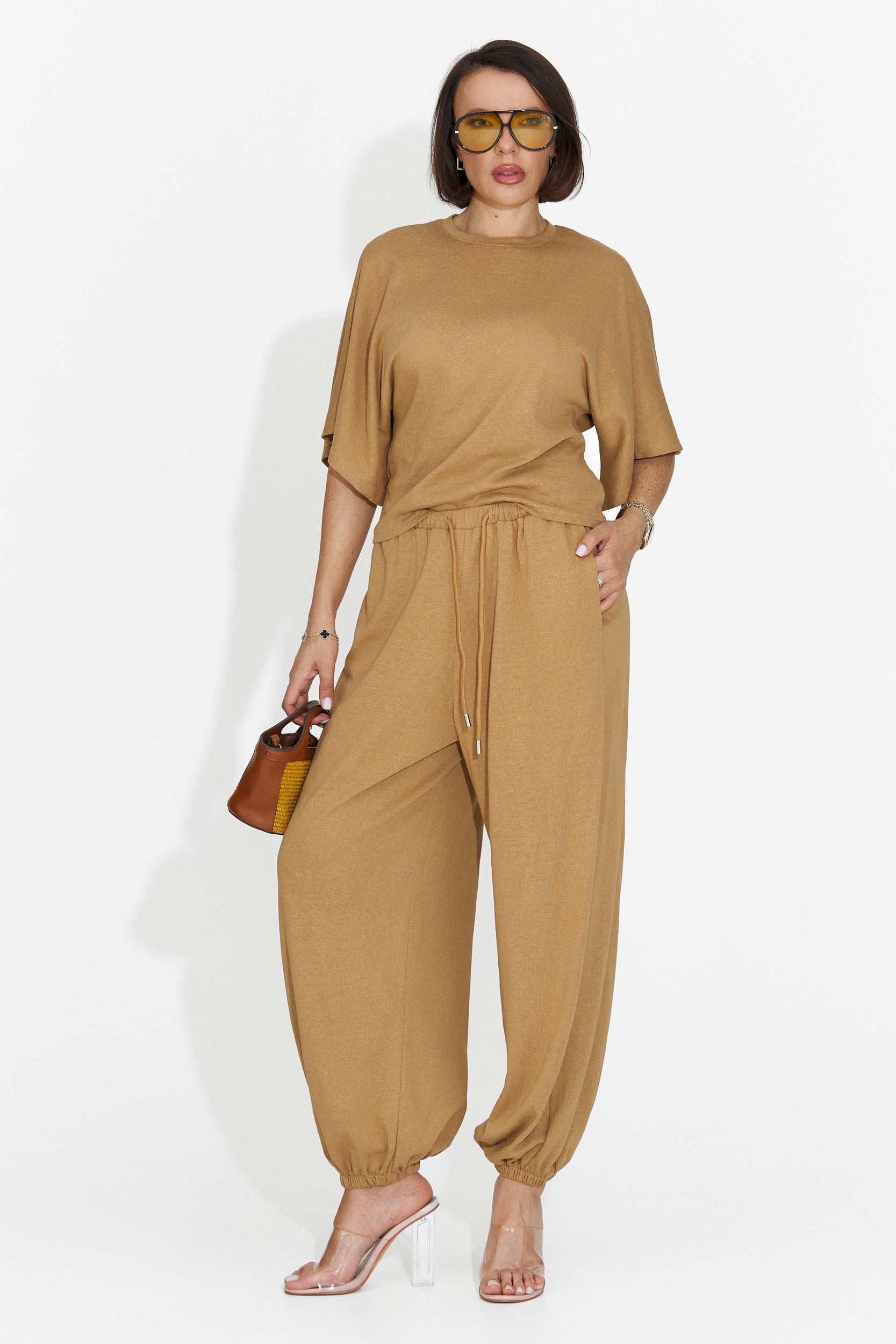 Traje de mujer Bedya Bogas con pantalones marrones