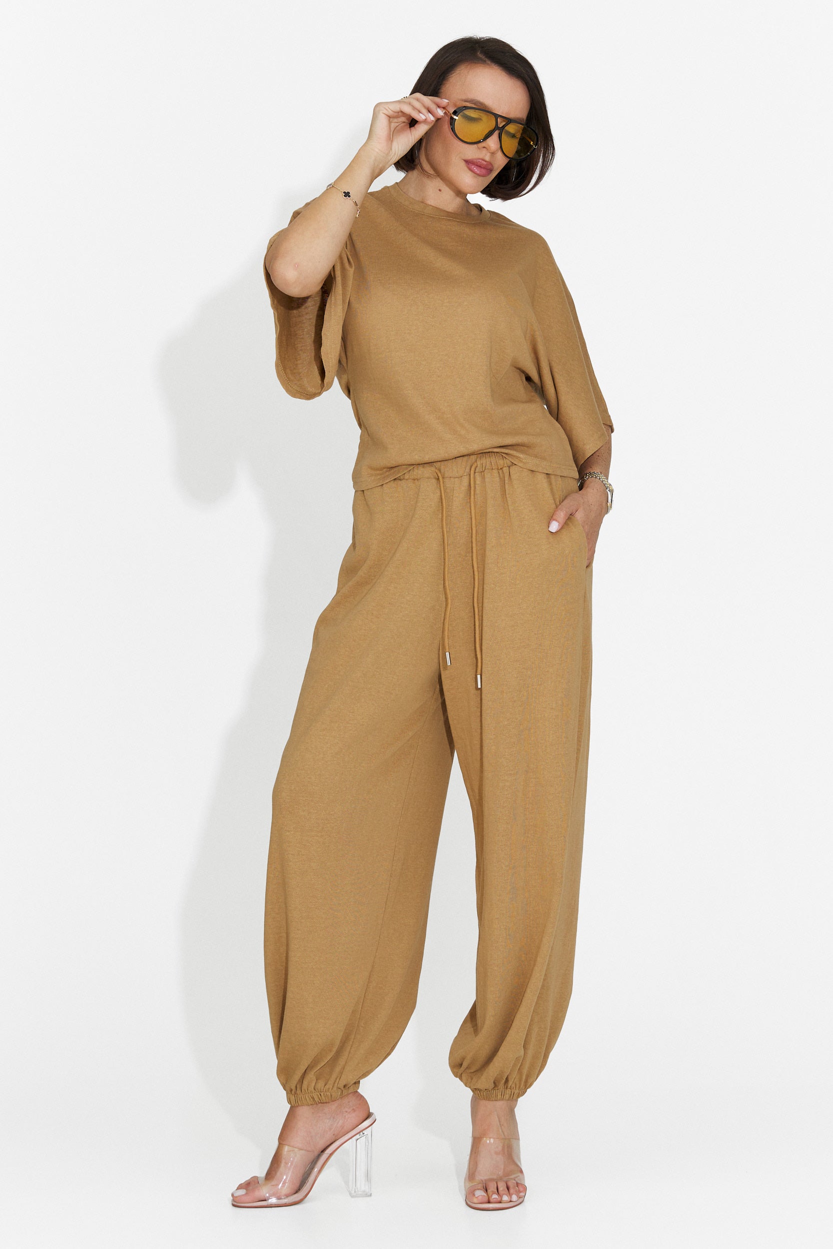 Traje de mujer Bedya Bogas con pantalones marrones