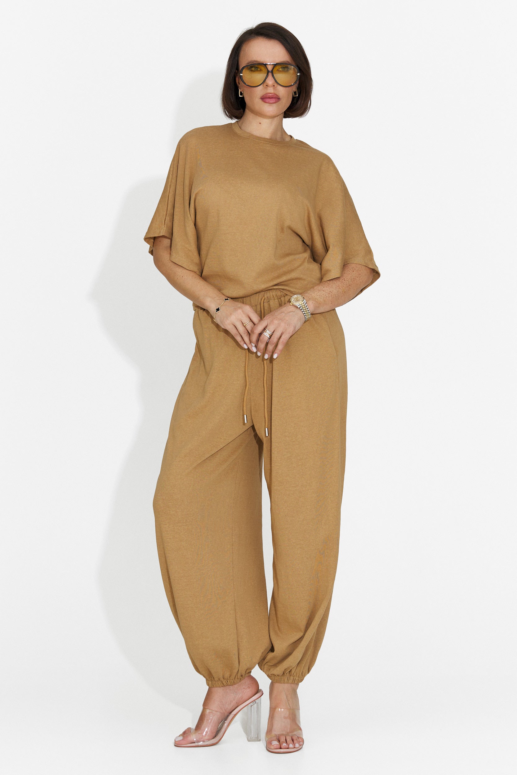 Traje de mujer Bedya Bogas con pantalones marrones