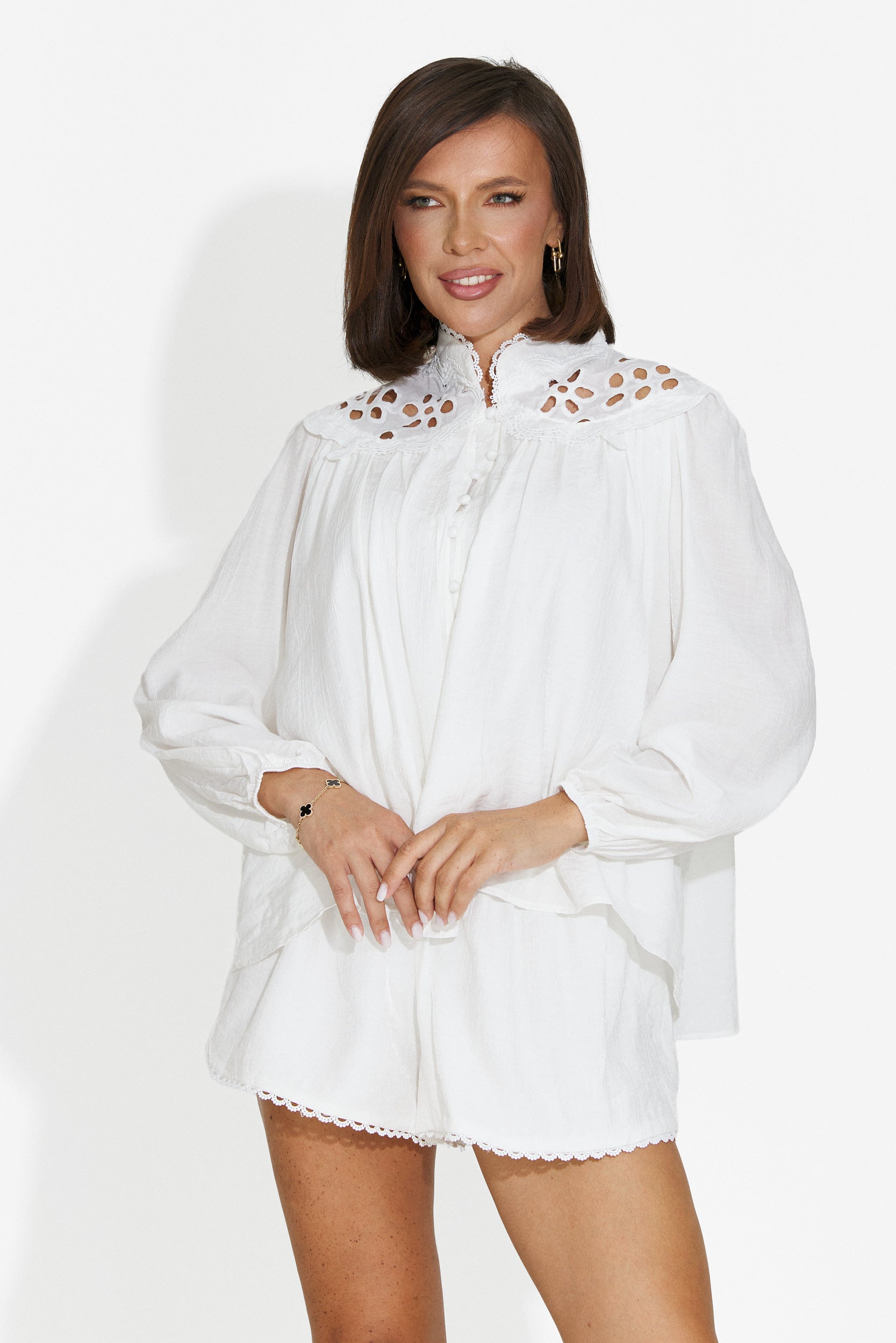 Conjunto de mujer con pantalones cortos blanco Lenisak Bogas