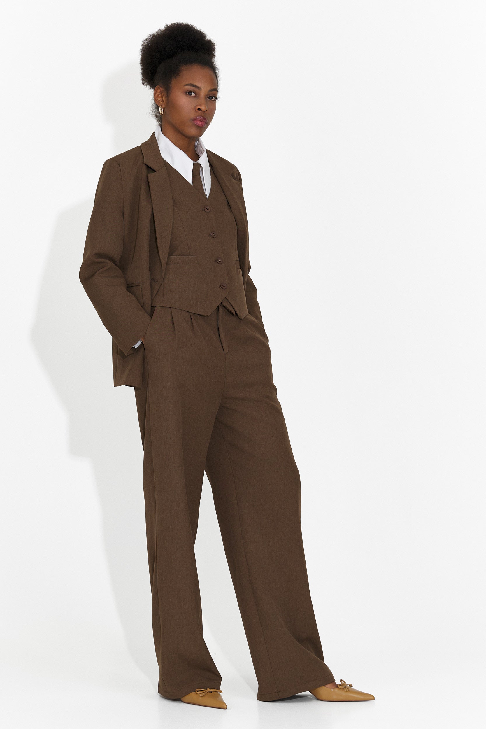 4-częściowy garnitur: spodnie + kamizelka + marynarka + brązowy