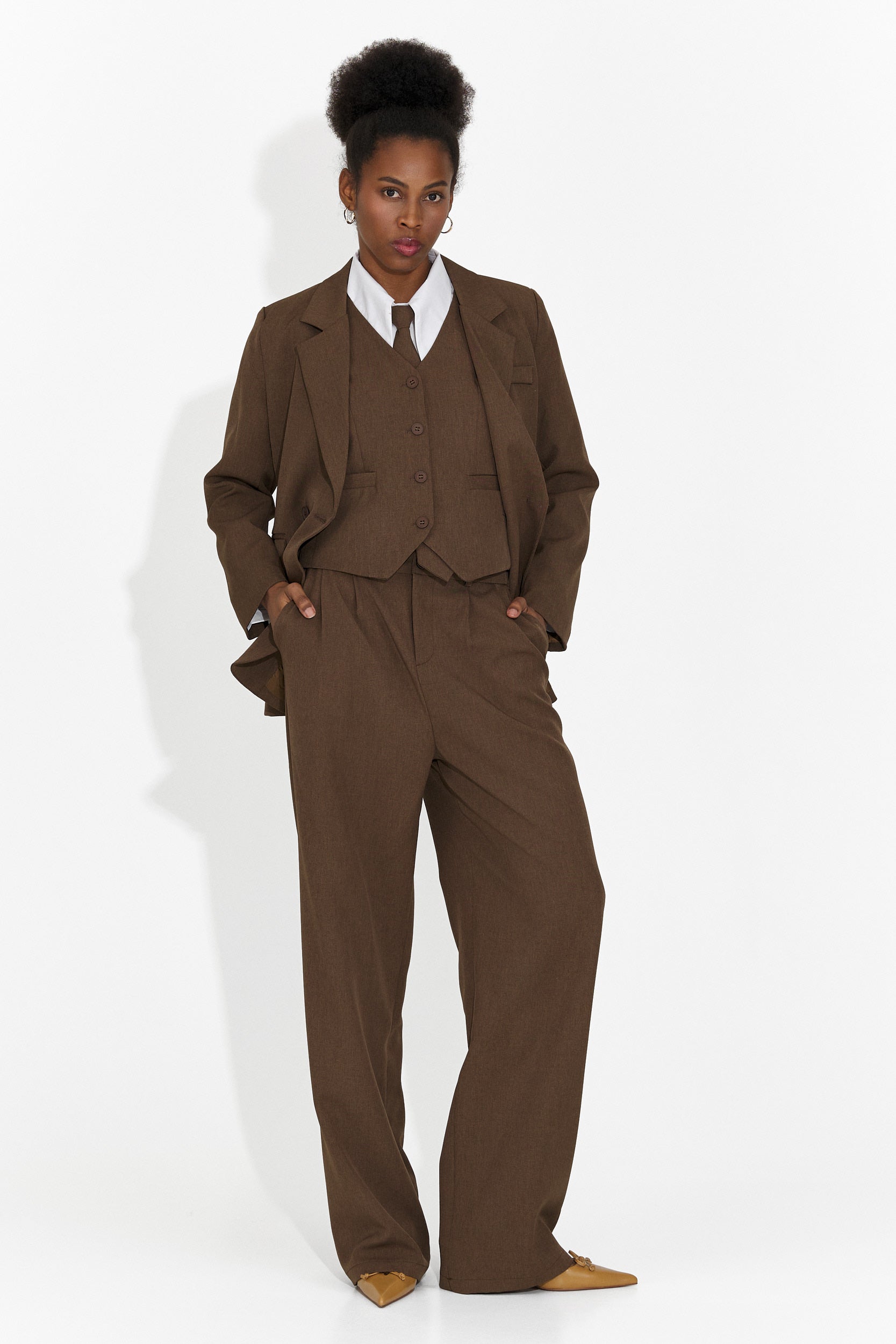 4-częściowy garnitur: spodnie + kamizelka + marynarka + brązowy