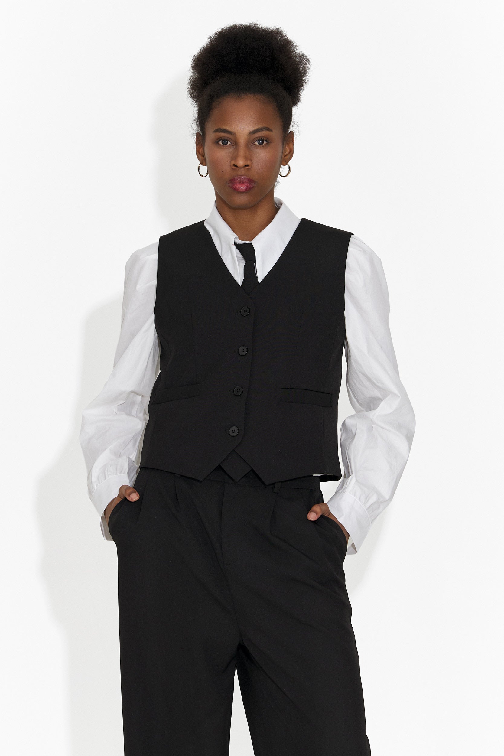 4-delad kostym byxor + väst + kavaj + slips svart Meldora Bogas