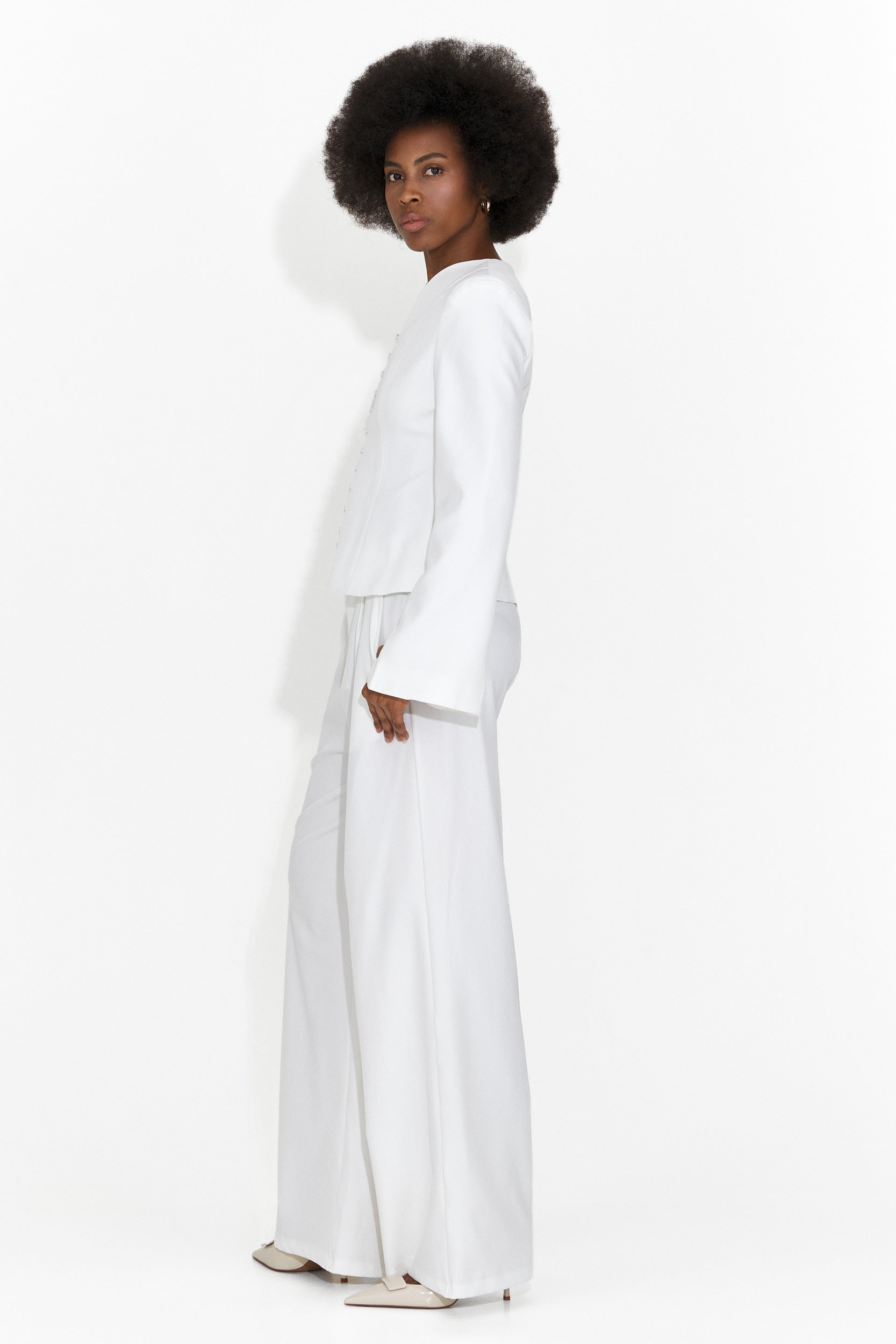 Elegantný biely oblek s nohavicami Jayne Bogas