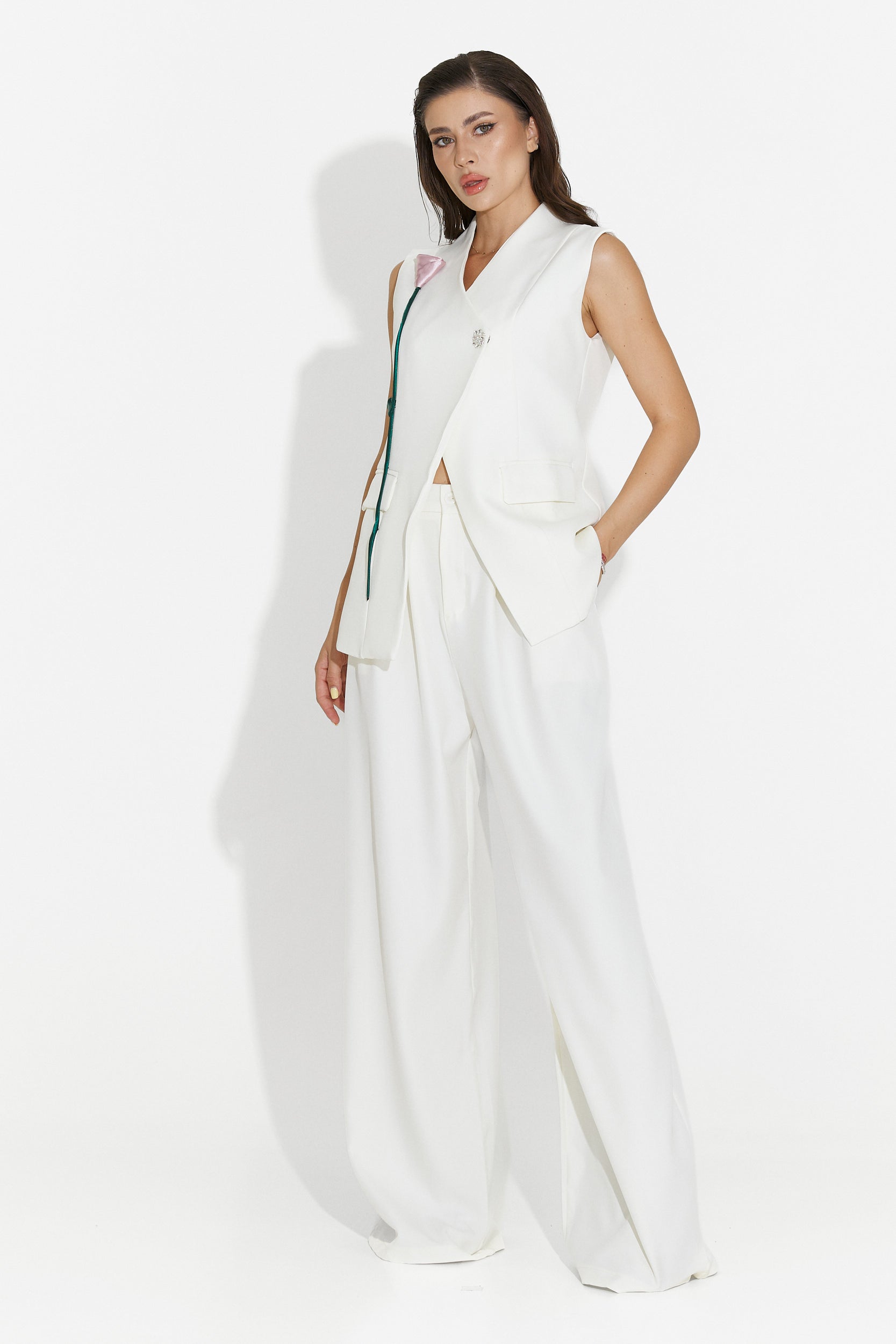 Traje de Mujer Liraia Bogas con Chaleco y Pantalones Blancos