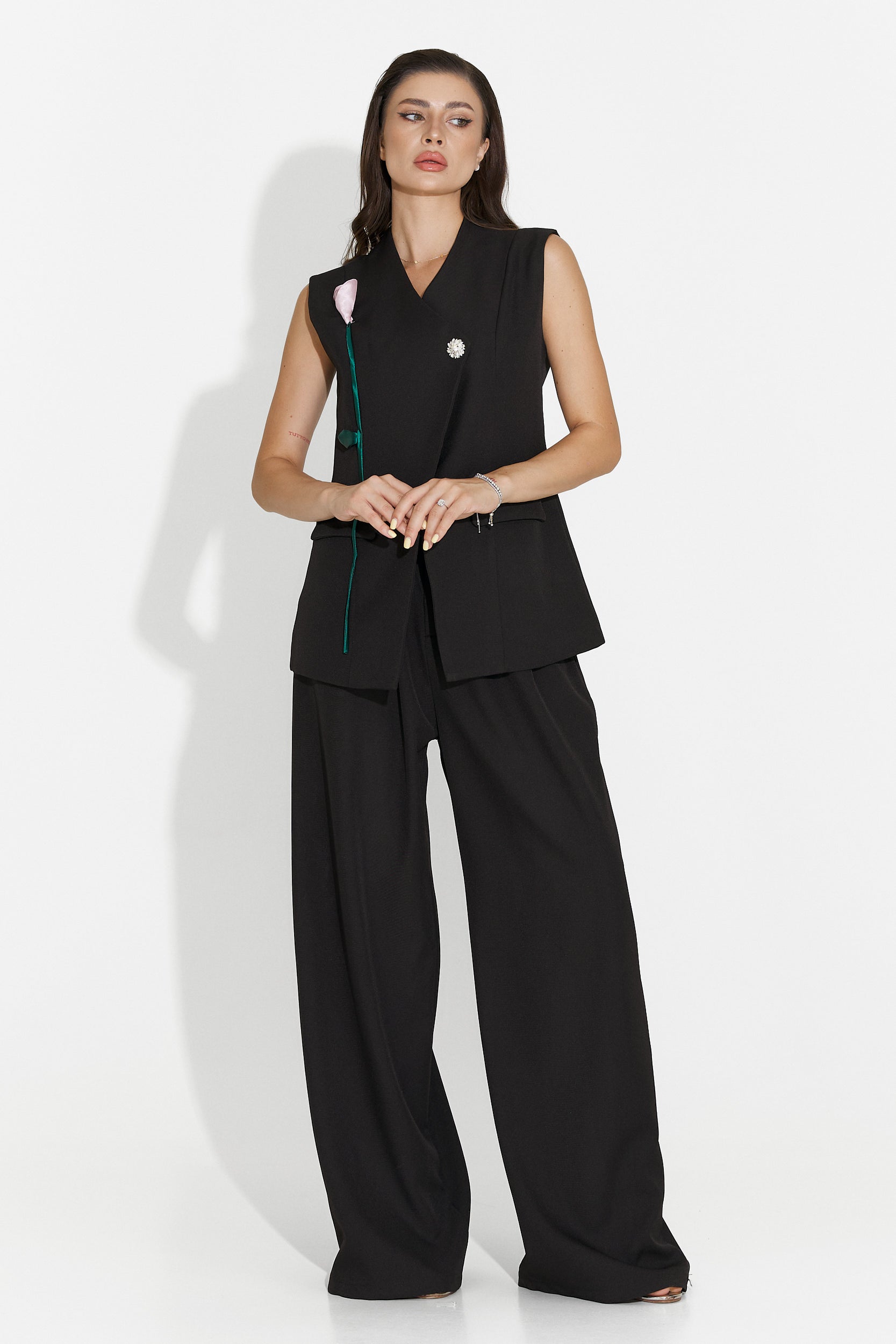 Liraia Bogas Damenanzug mit Weste und schwarzer Hose