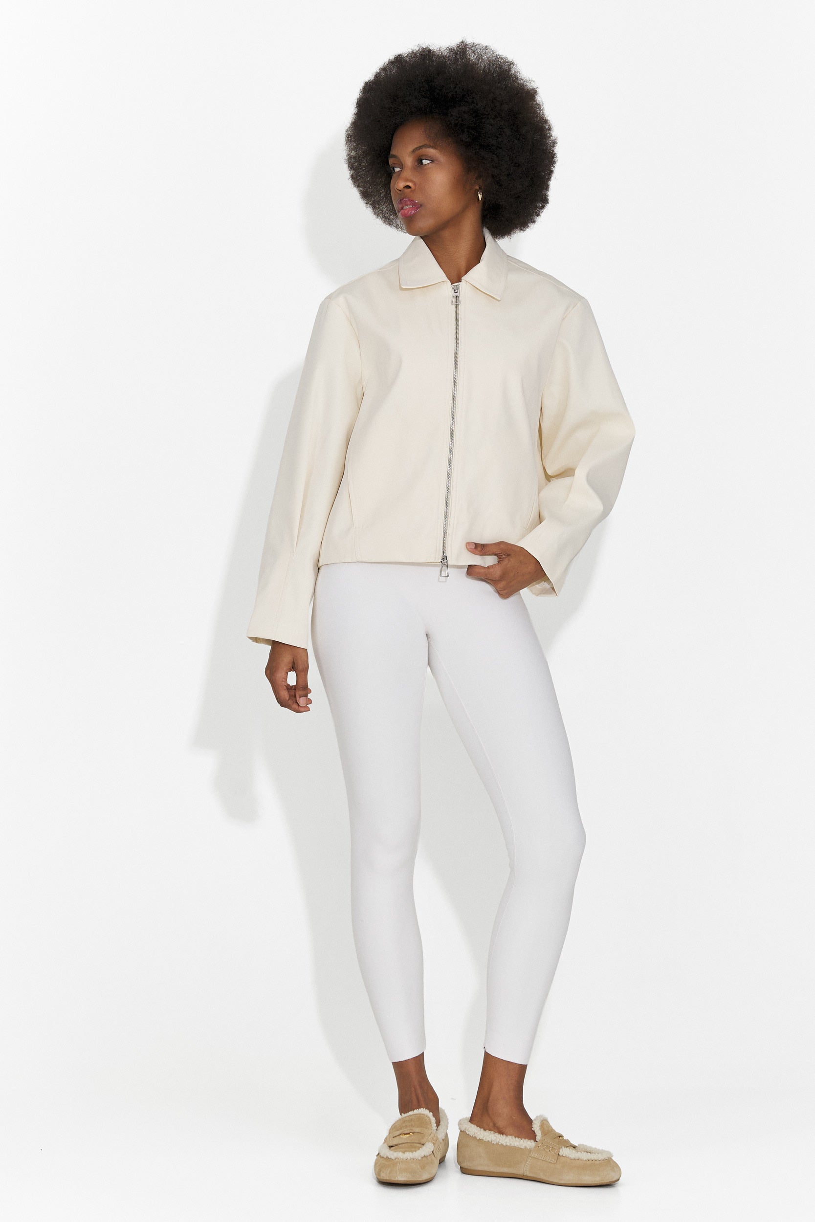 Elegante Creme Damenjacke von Comino Bogas