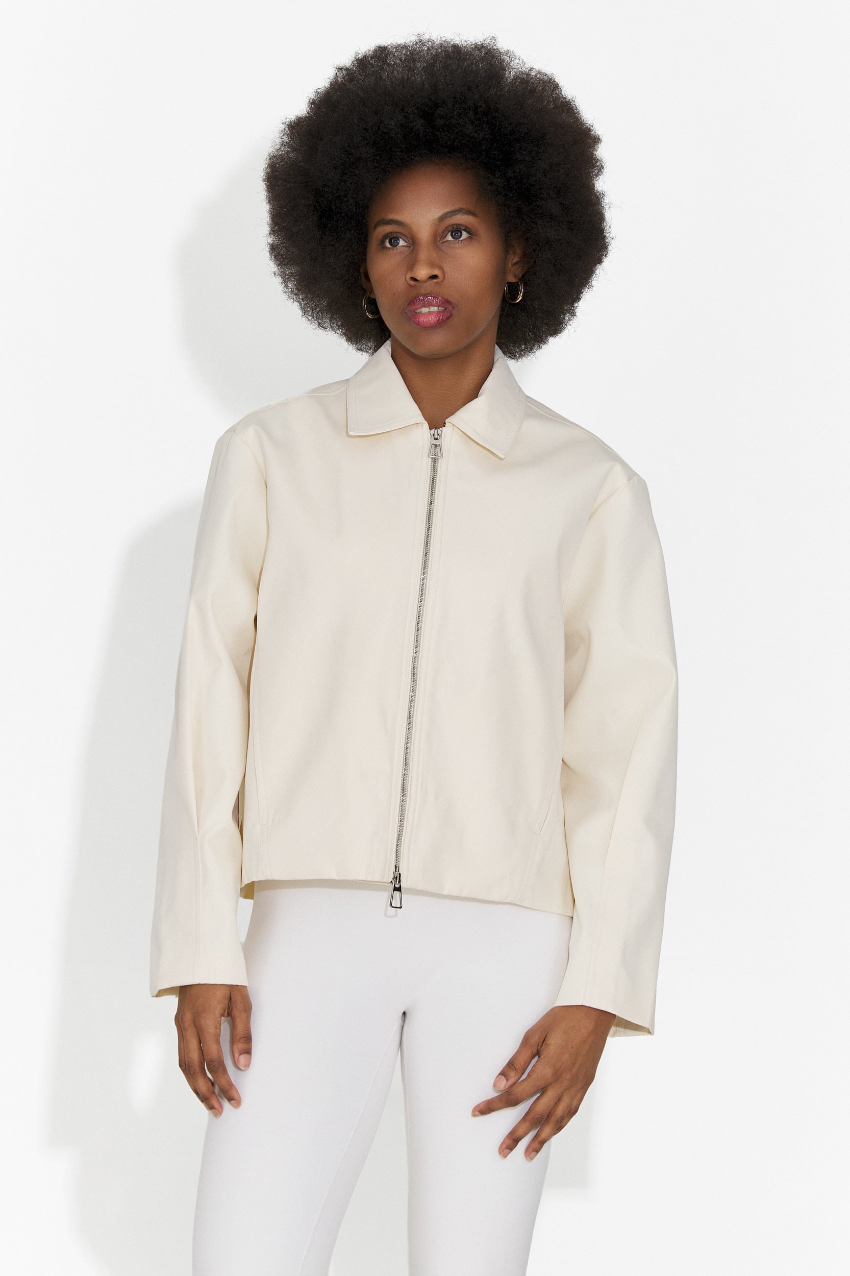 Elegante Creme Damenjacke von Comino Bogas