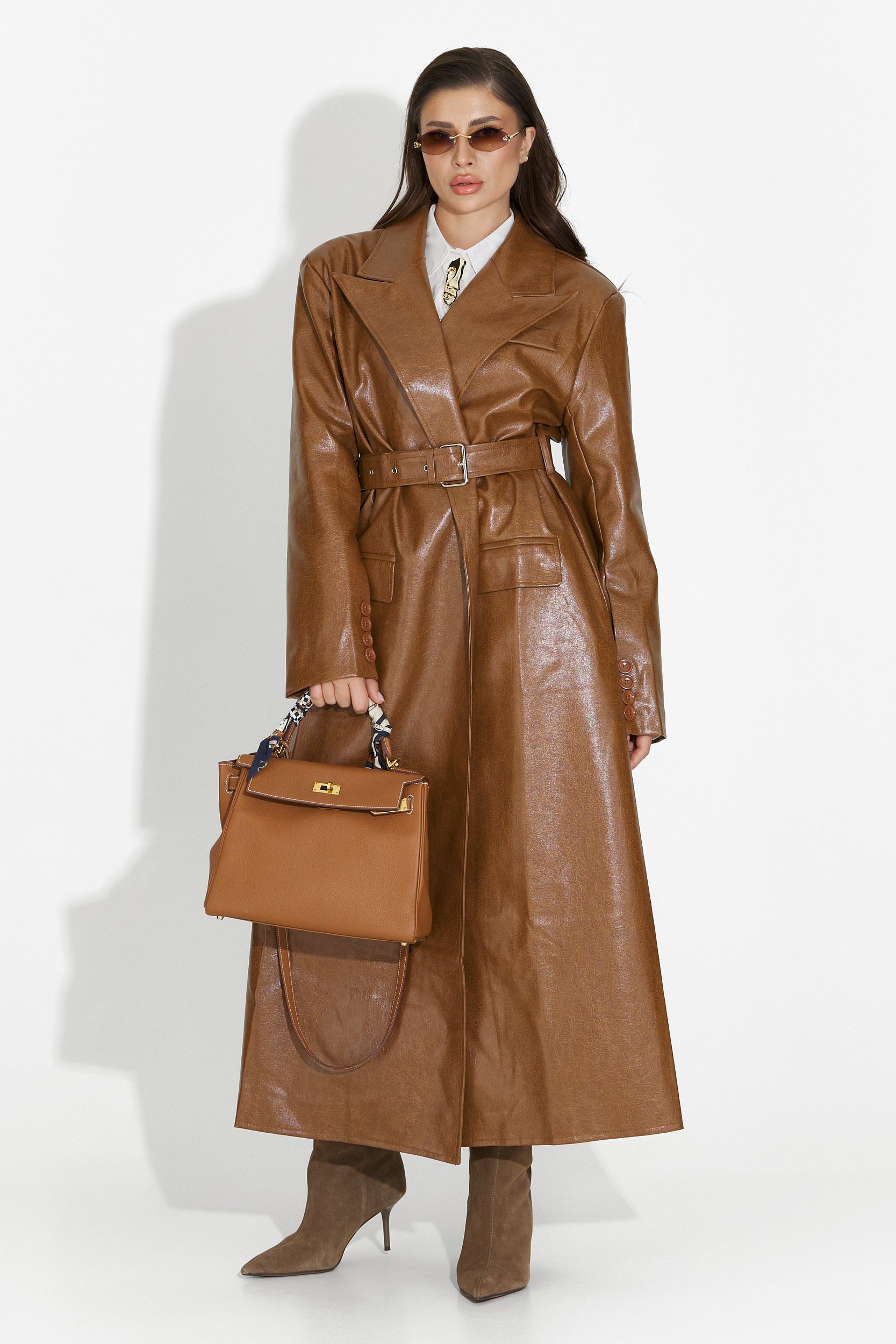 Elegant brown ladies coat by Isavine Bogas