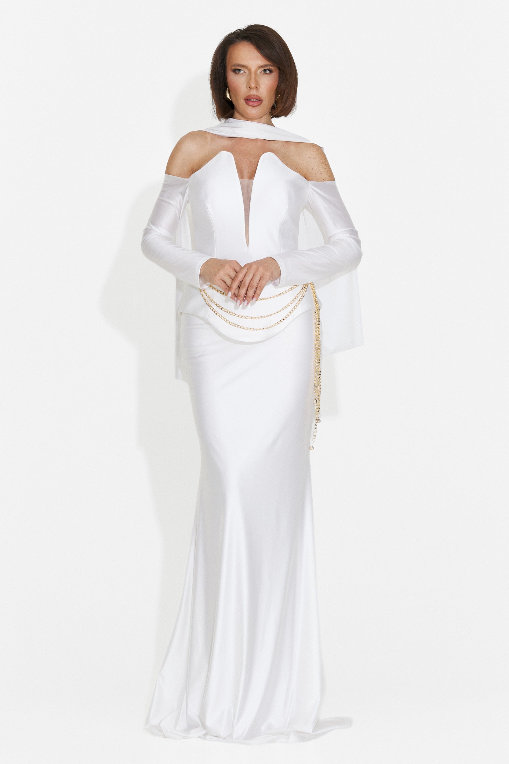 Paulinas Bogas langes weißes Damenkleid