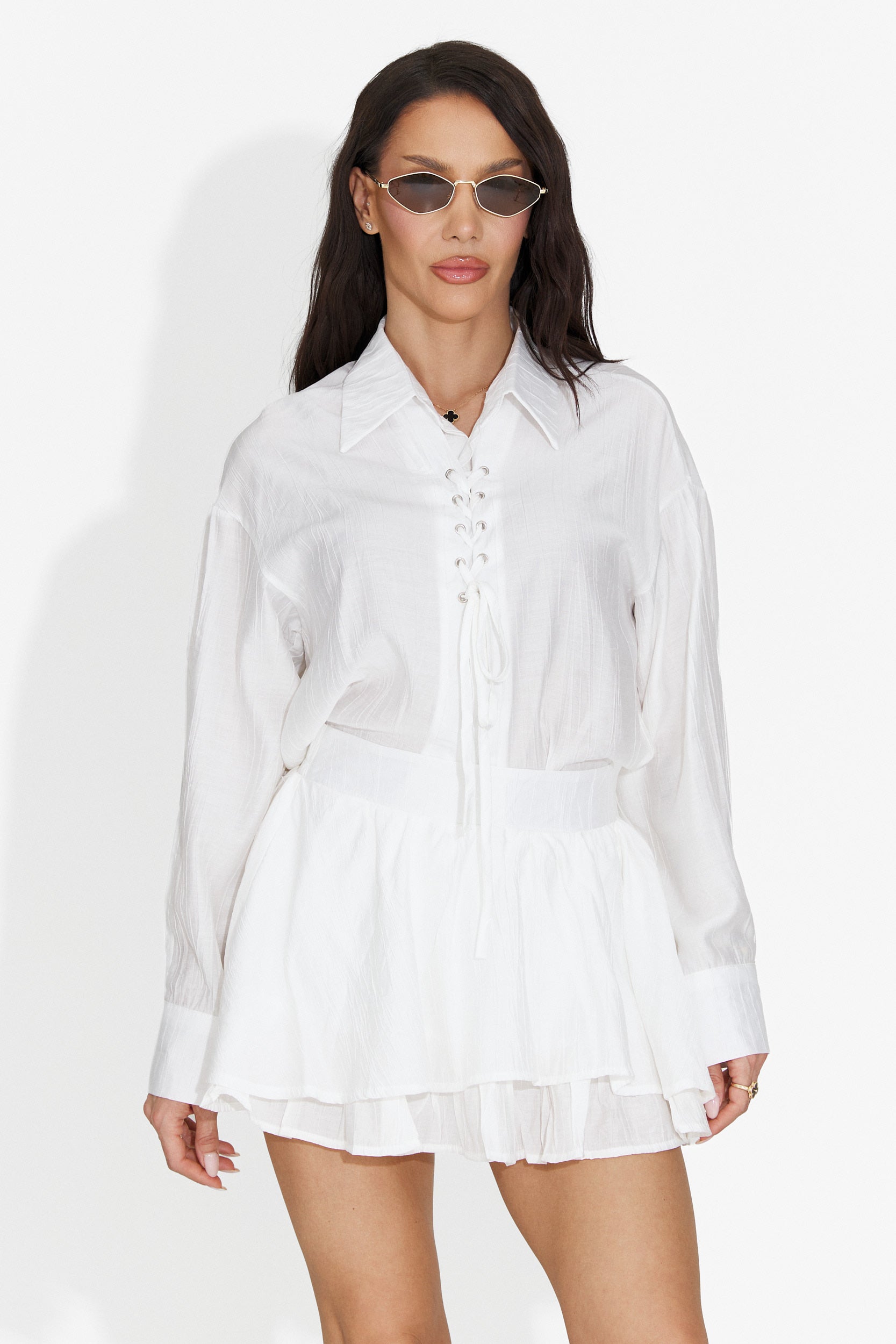 Ensemble Setiana Bogas pour femmes avec jupe pantalon blanche
