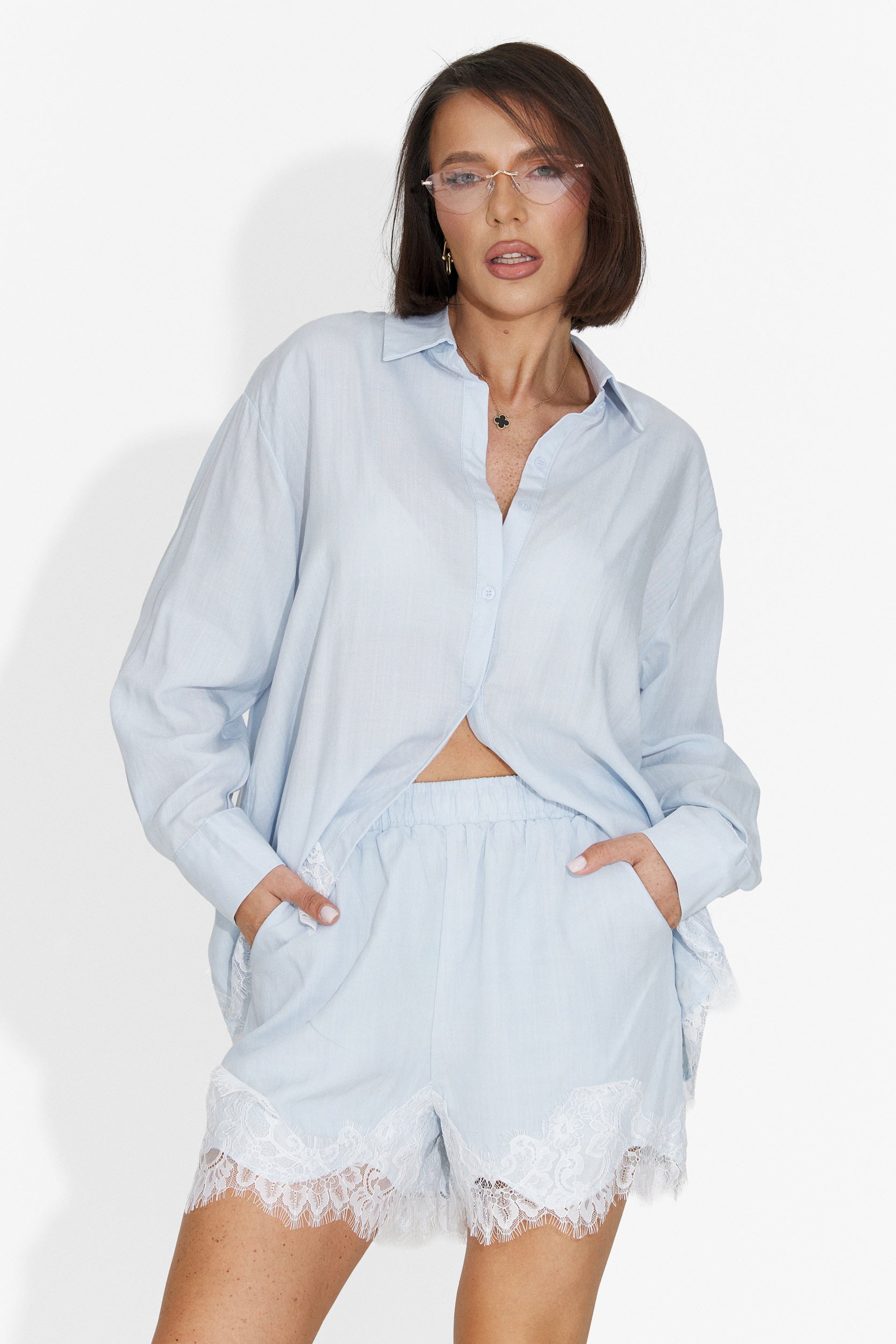 Nabasha Bogas Damenanzug mit blauen Hosen