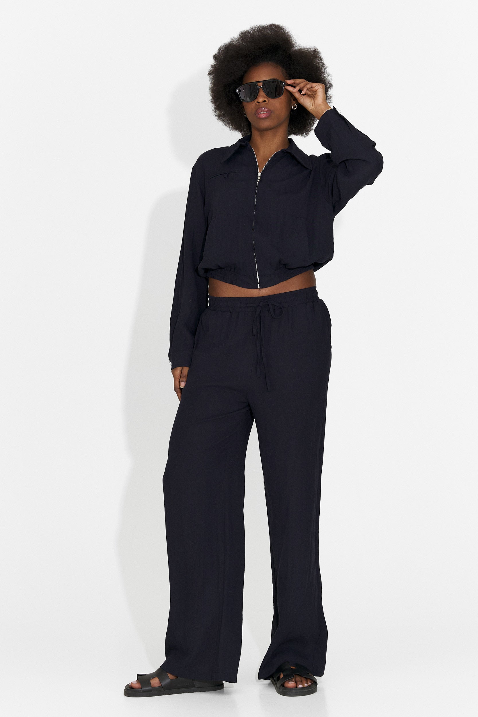Women's suit with navy blue Tulip Bogas trousers