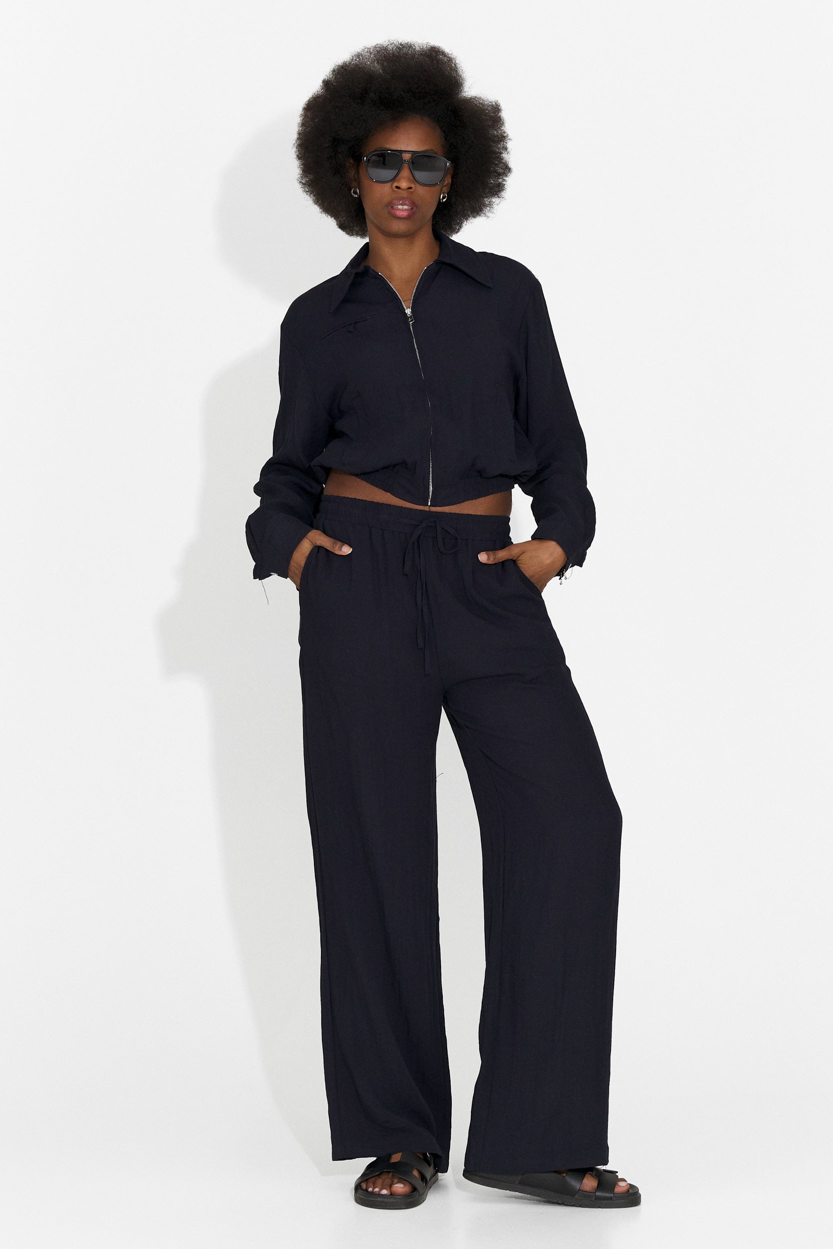 Women's suit with navy blue Tulip Bogas trousers