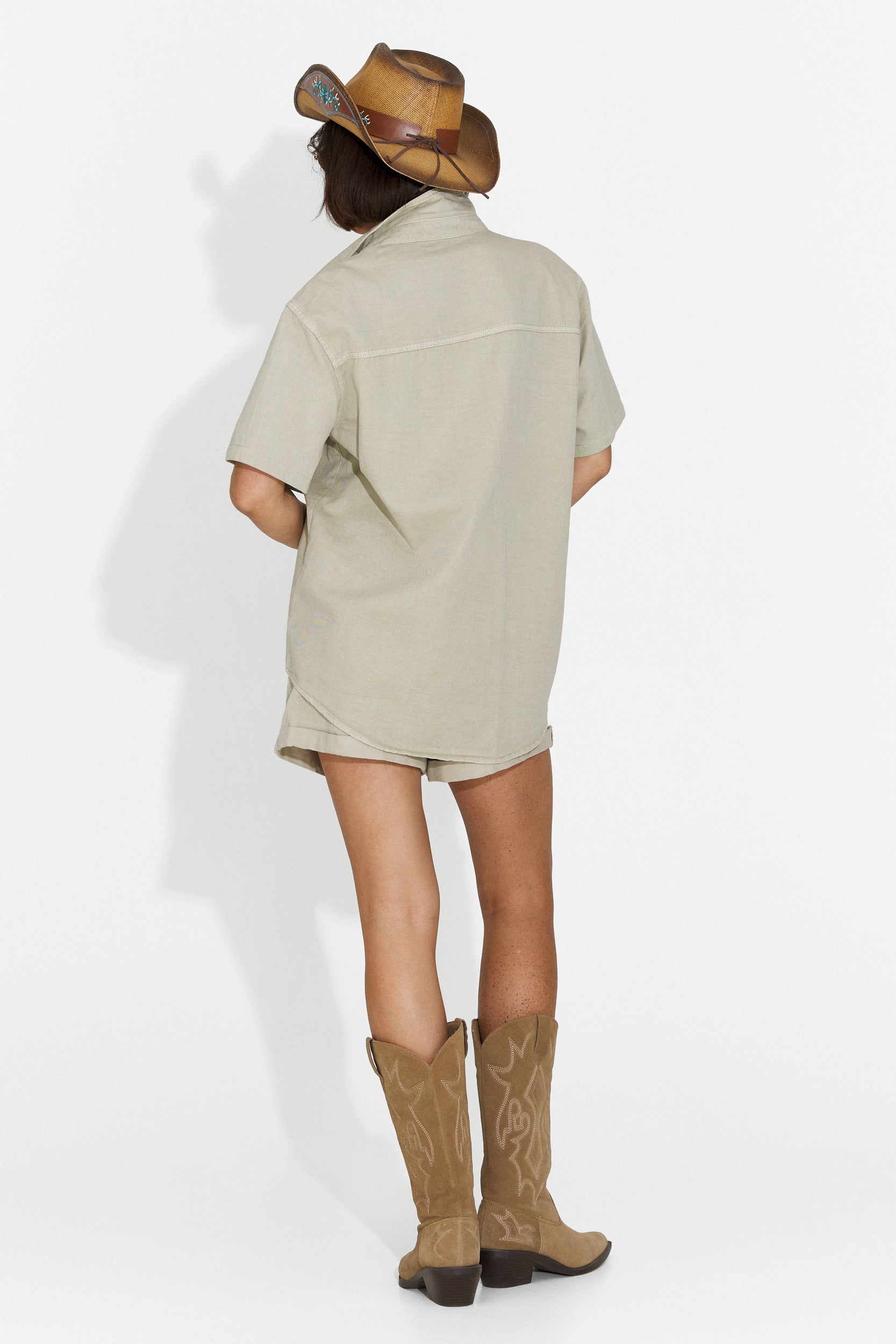 Conjunto de Mujer Rozya Bogas con Shorts Marrones