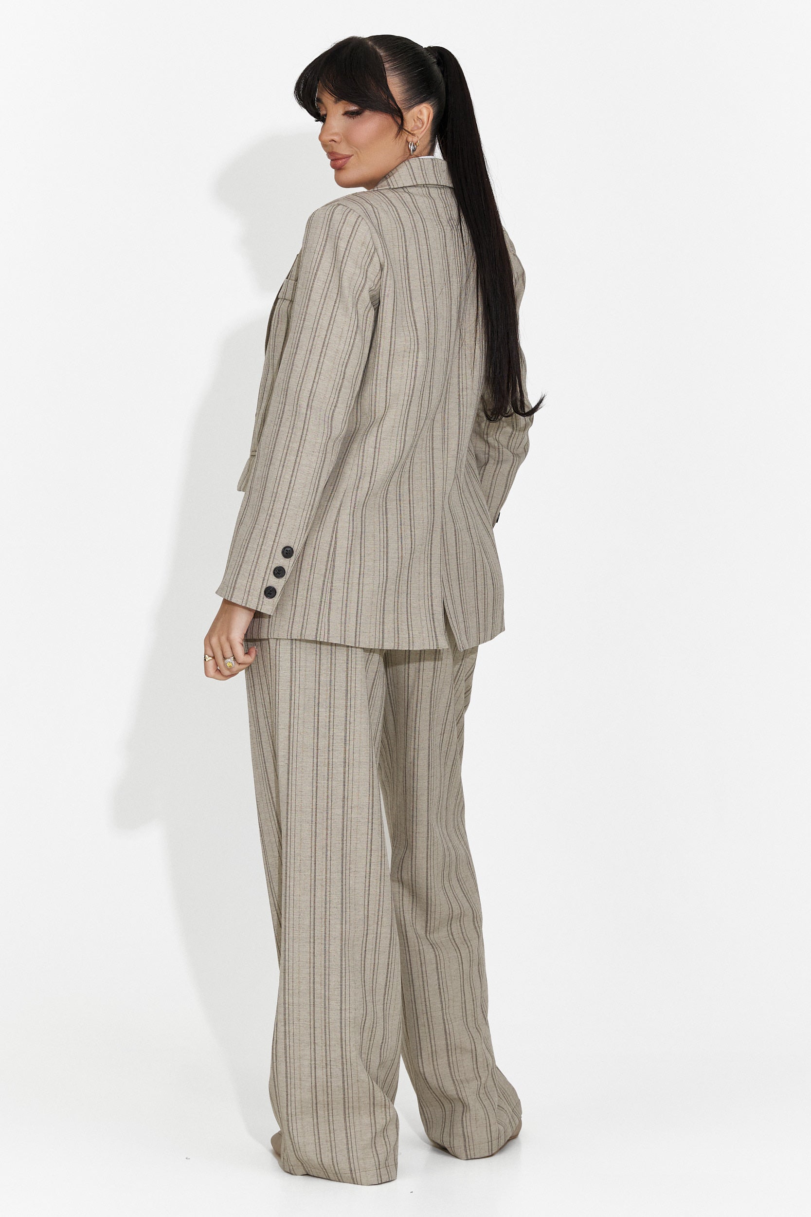 Traje de mujer 3 piezas chaqueta + pantalones + corbata beige Anhelica Bogas