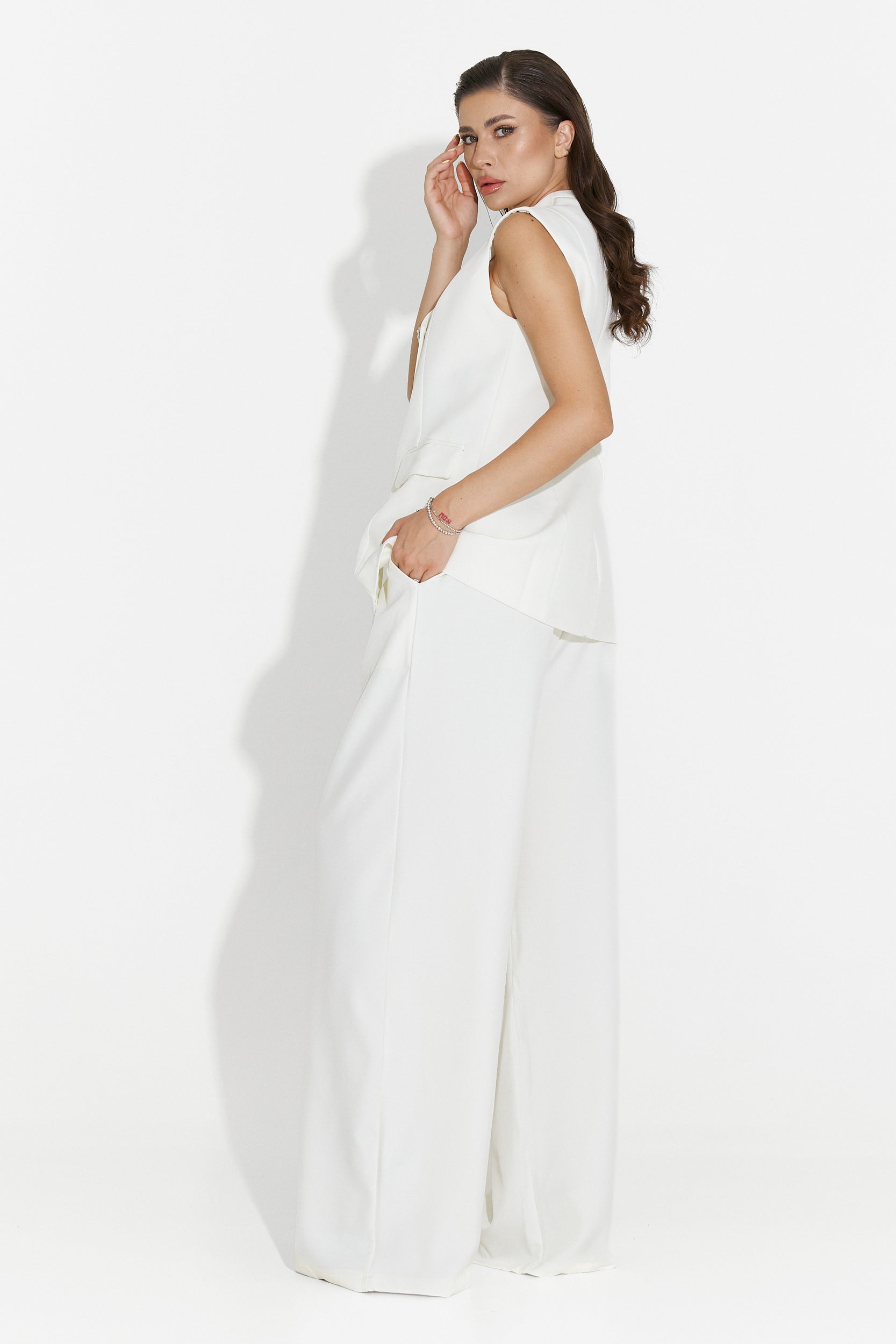 Traje de Mujer Liraia Bogas con Chaleco y Pantalones Blancos