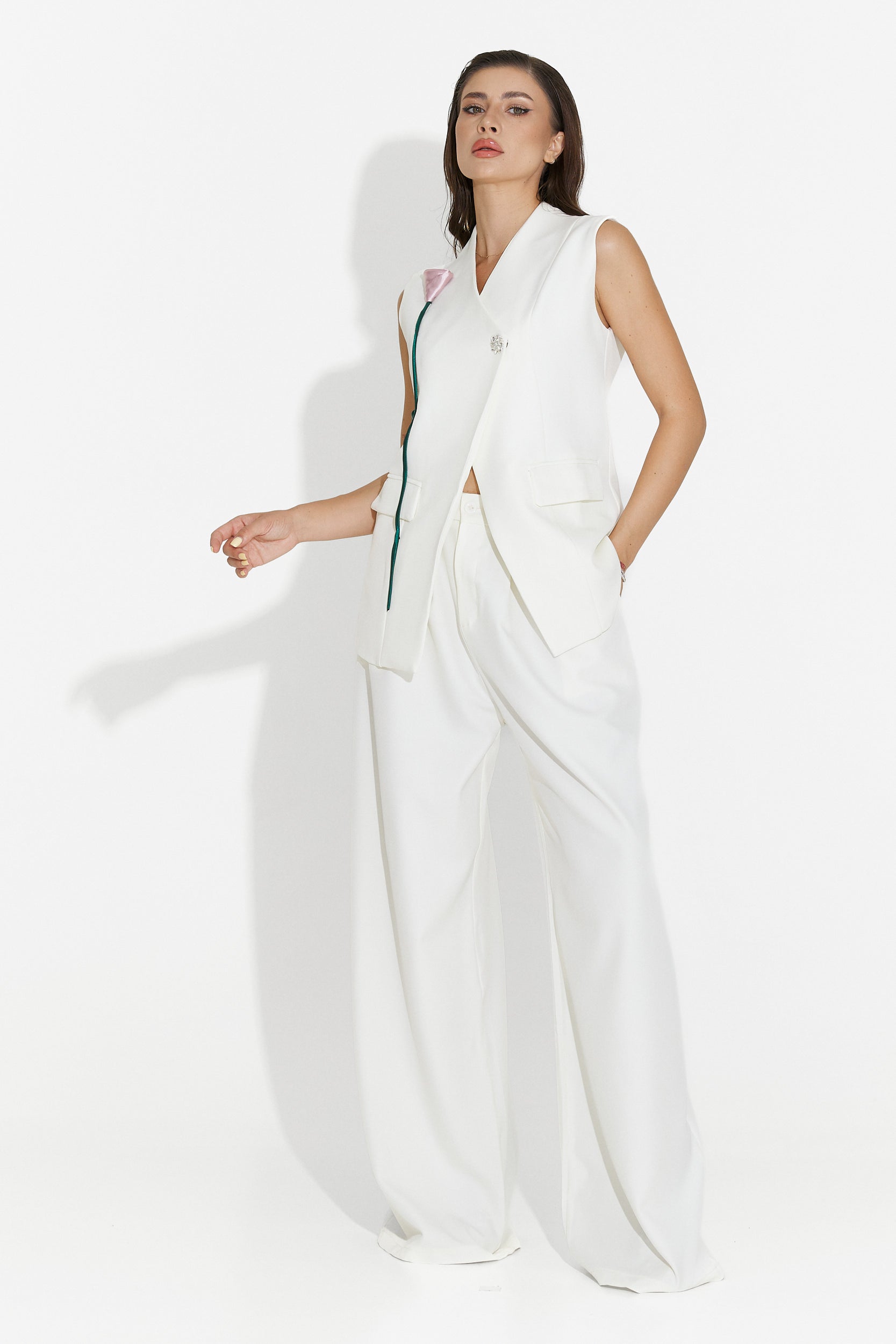 Traje de Mujer Liraia Bogas con Chaleco y Pantalones Blancos