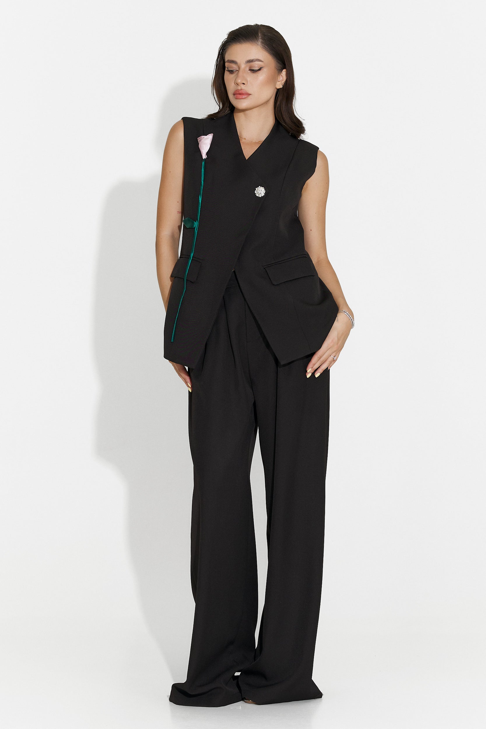 Liraia Bogas Damenanzug mit Weste und schwarzer Hose