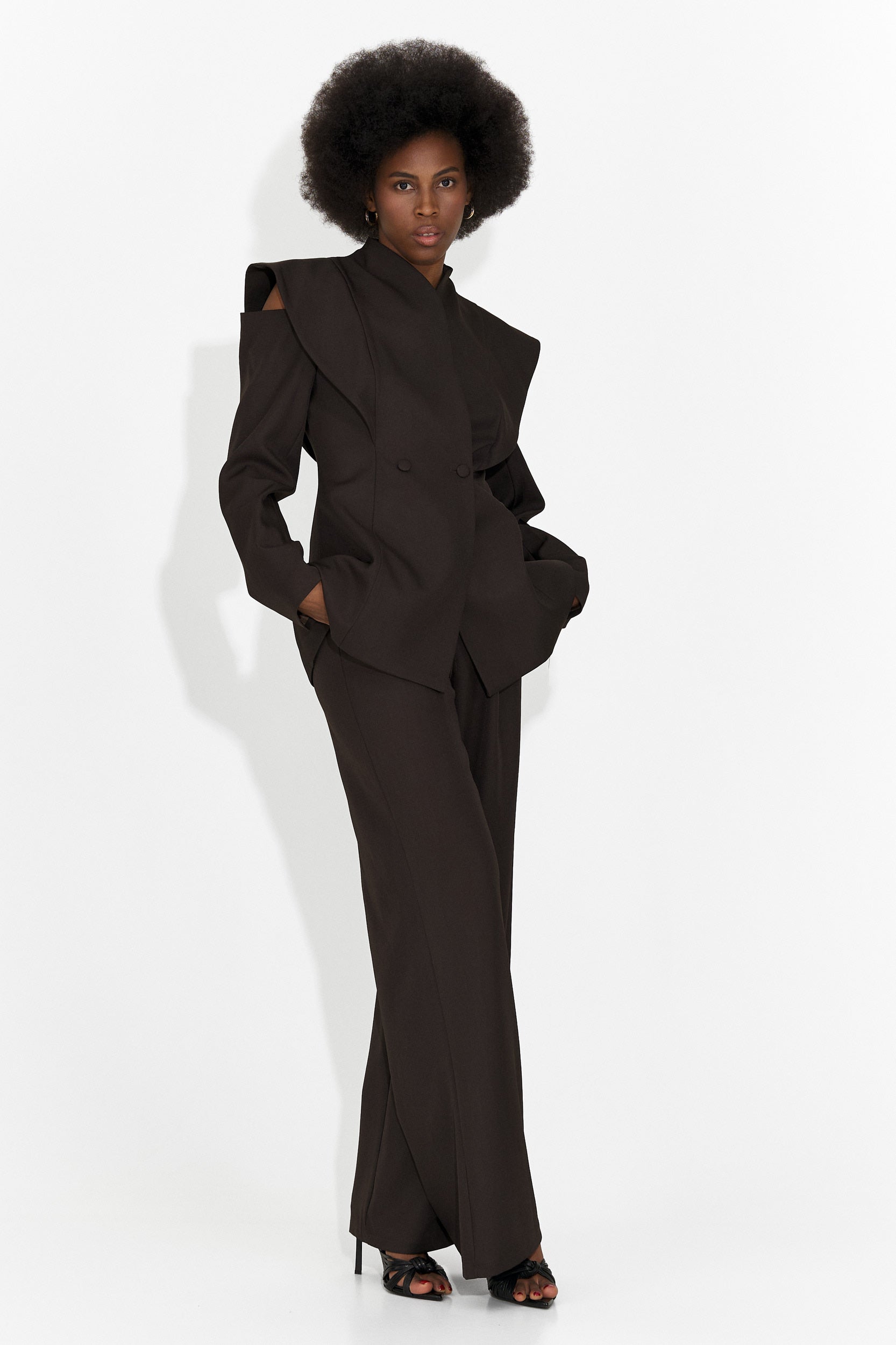 Eleganter brauner Damenanzug von Latefa Bogas