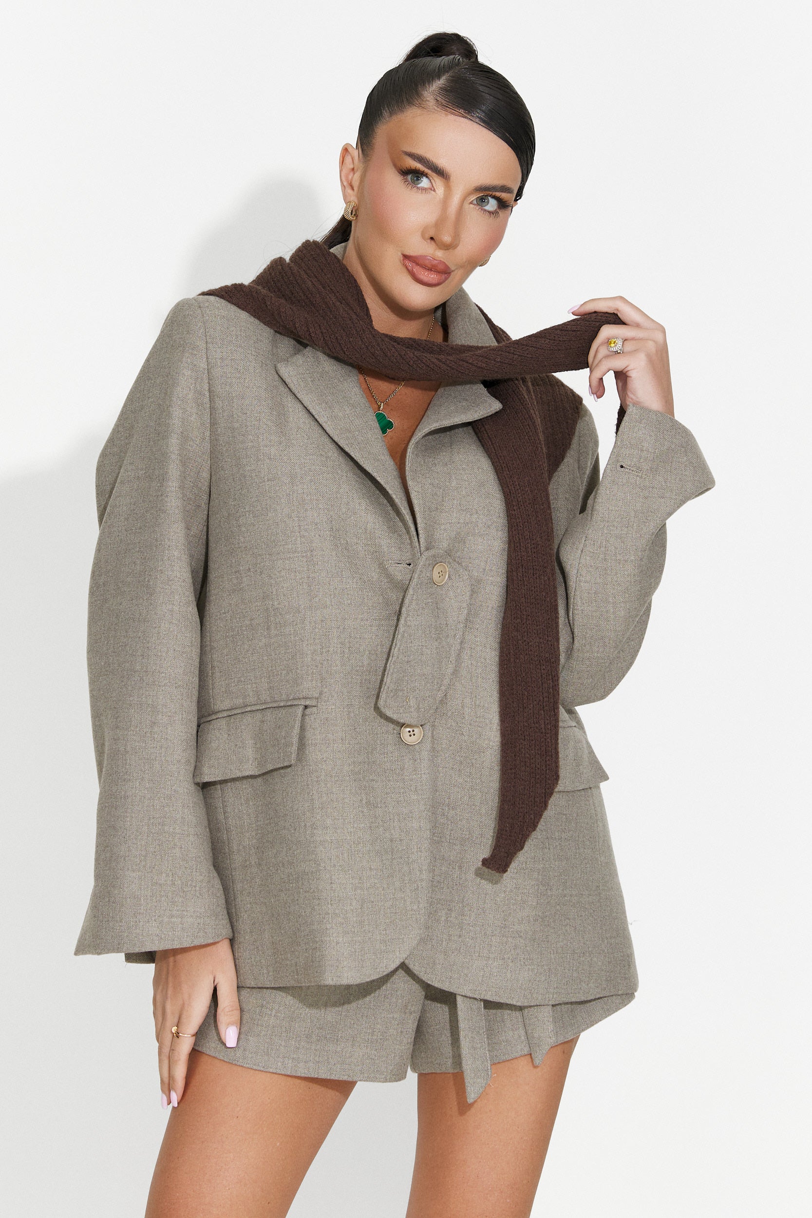 Garnitur damski marynarka + krótkie spodenki beżowe Jyna Bogas