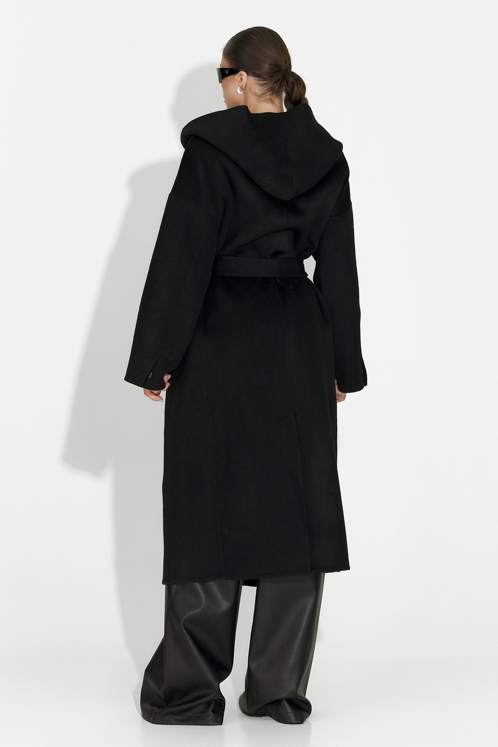 Elegancki czarny płaszcz damski Carivana Bogas