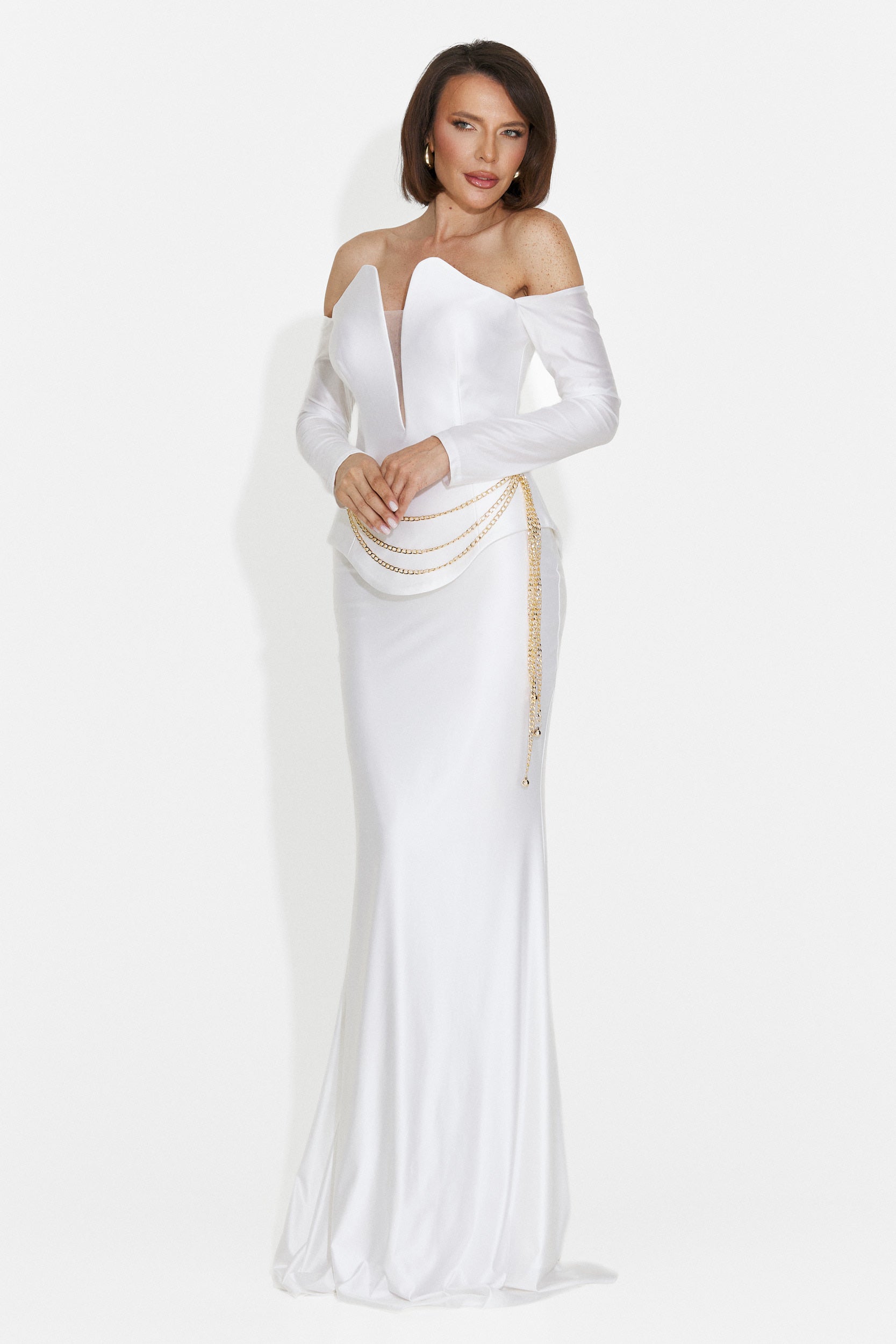 Paulinas Bogas langes weißes Damenkleid