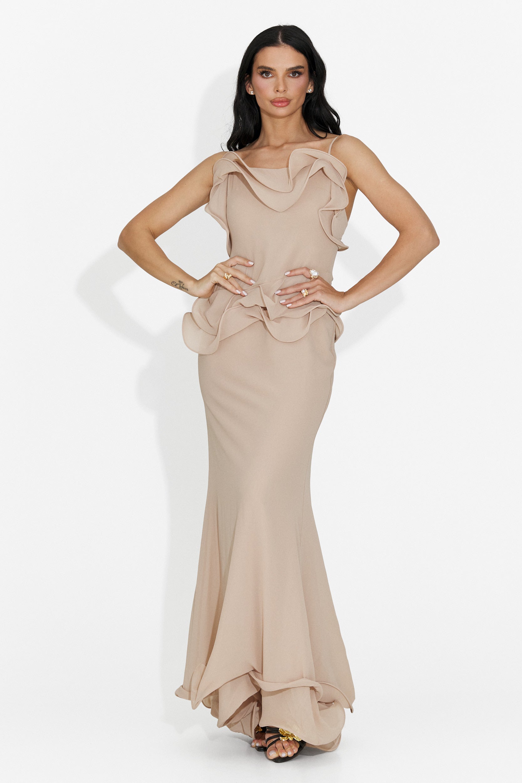 Langes beiges flatterndes Bogas Damenkleid