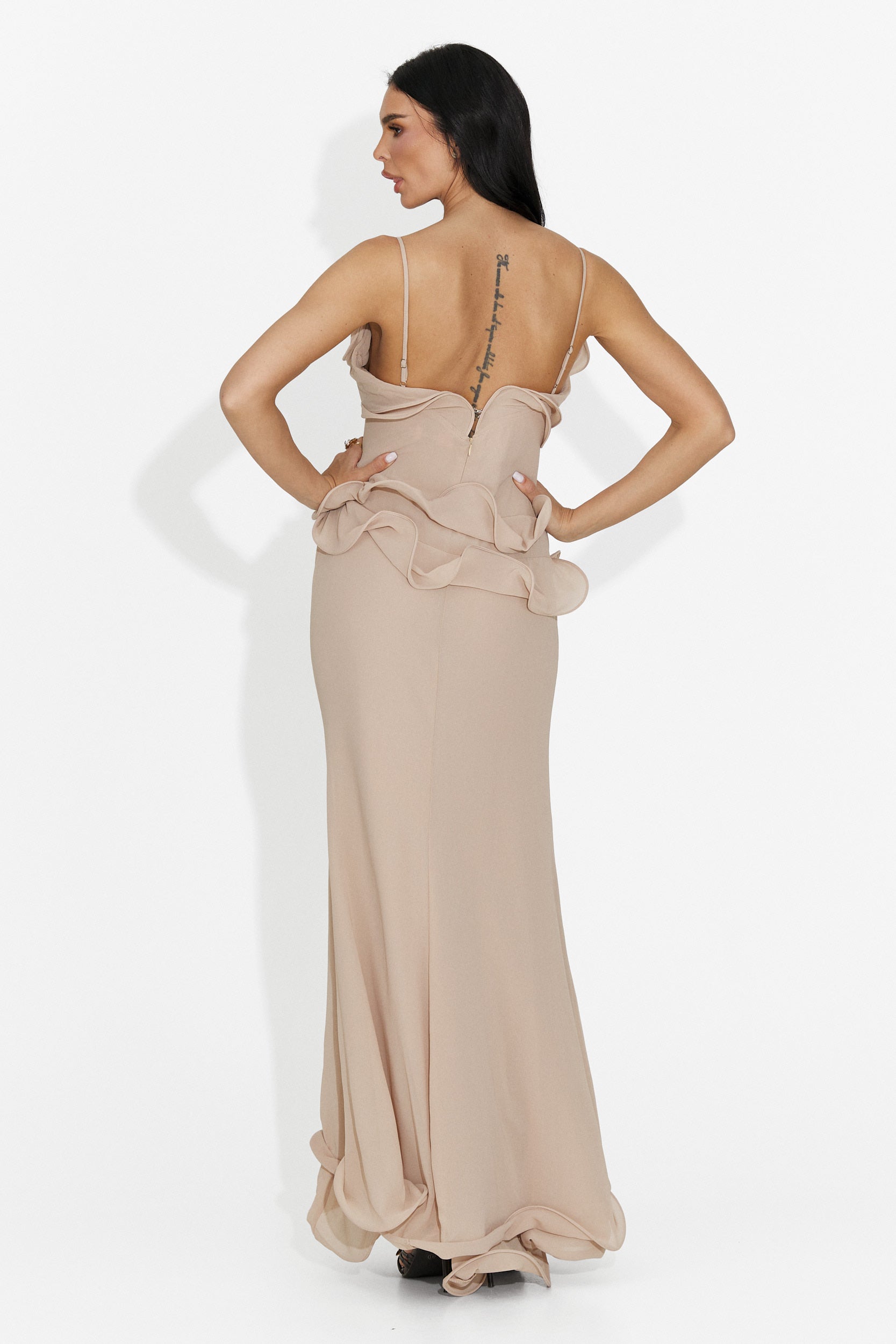Langes beiges flatterndes Bogas Damenkleid